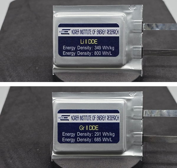 개발한 기술로 제조된 파우치형 전지 사진(위부터 리튬금속 음극적용 전지, 흑연음극 적용 전지)