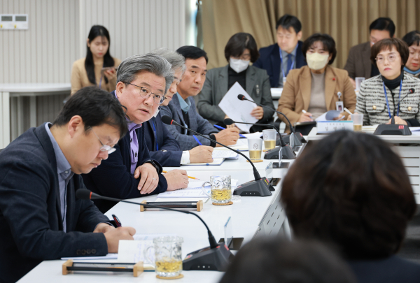 정용래 유성구청장이 3일 오전 확대간부회의를 주재하고 있다.