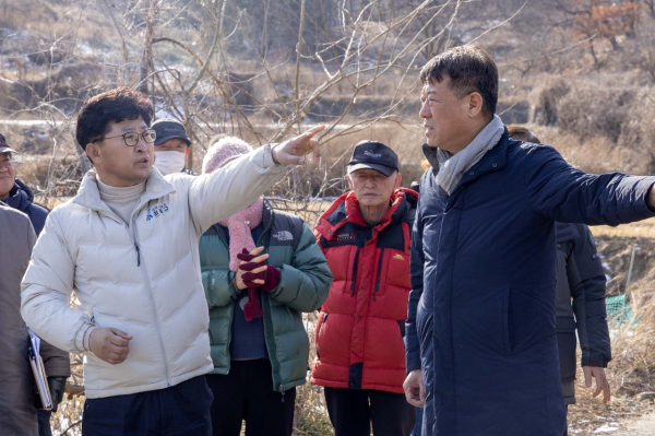 지난 2월 5일 이현동 산 48-1 일원에서 자동염수분사장치 설치 요청과 관련한 민원을 경청하고 있다.