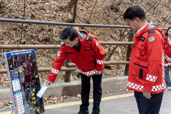 지난 4월 2일 비래사 인근을 방문해 산불 재난 예방 근무 현장을 점검하고 있다.