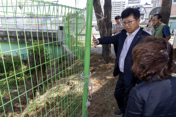 지난 6월 4일 석봉구름다리를 방문해 민원인으로부터 쓰레기 무단투기 관련 민원을 경청하고 있다.