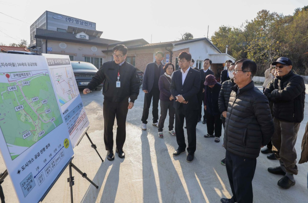 지난 11월 19일 신일동 지수마을을 방문해 도시가스 보급 진행 경과 및 현황과 관련된 보고를 듣고 있다