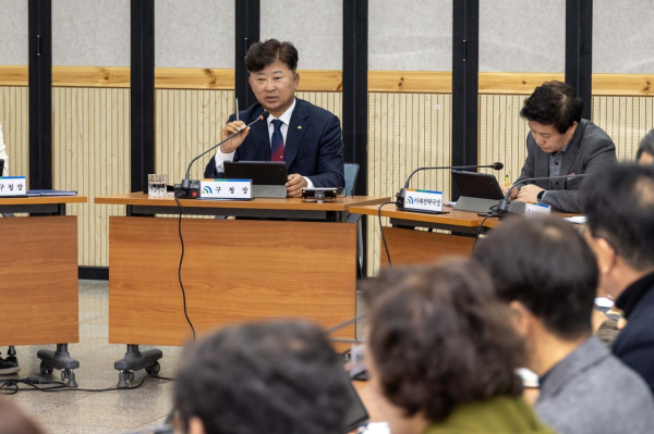 최충규 대덕구청장이 3일 구청 대회의실에서 열린 확대간부회의에서 당부의 말을 전하고 있다.