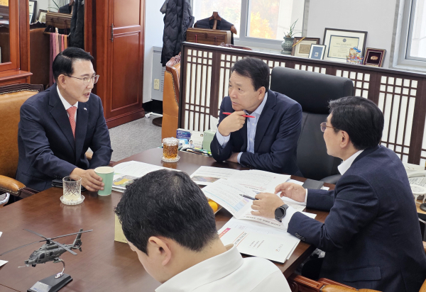 이완섭 서산시장이 지난 11월 13일 국회에서 성일종 의원을 만나 주요 현안 사업에 대한 국비 반영을 건의했다.