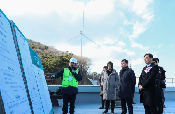 지난 3일 대구 군위군 삼국유사면 일대에 조성된 풍백 육상풍력 발전단지에서 준공식 /사진은 이정복 한국서부발전 사장(왼쪽 네 번째)과 이원주 기후에너지환경부 에너지전환정책실장(오른쪽 맨앞) 등 참석자들이 SK이터닉스 관계자에게 설명을 듣는 모습
