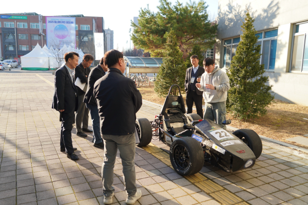 심사위원단에 출품작을 시연하고 설명하고 있다