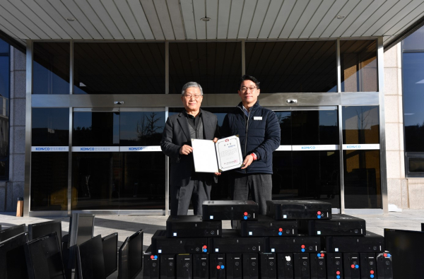 한국조폐공사 이영석 경영지원처장(오른쪽)과 한국사회복지정책연구원 사랑의 PC 보내기 운동본부 김정우 본부장(왼쪽)이 ‘사랑의 PC 보내기 운동’ 기증식 가진 뒤 기념촬영