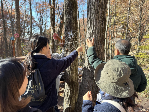 ‘2025 제9회 산림복지프로그램 경진대회’에서 참가자들이 산림교육프로그램을 시연하고 있다.