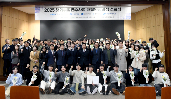 전체 수료생 및 교수진을 포함한 단체사진 (중앙 백석대 송기신 총장)