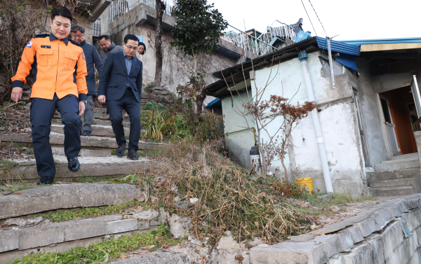 박희조 청장과 이준서 서장이 취약계층 노후주택 합동 안전 점검 진행 모습