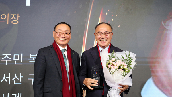 서산시의회 조동식 의장, ‘2025 제1회 서산대상’ 수상 모습