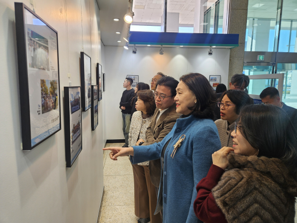 대전동부교육지원청 사진전(양수조 교육장 전시 관람 모습)