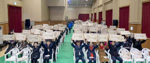 지난 6일 대덕구장애인종합복지관 주관 송년 행사 ‘나리찬 축제’에서 플래카드를 들고 기념 촬영을 하고 있다.