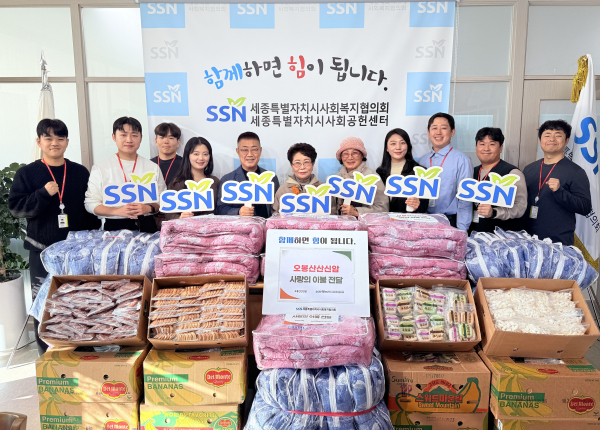 오봉산산신암 김향란 주지와 협의회 관계자들의 기부식 단체사진