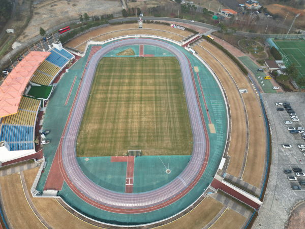 비닐하우스가 설치된 서산시 종합운동장 주 경기장 육상트랙 모습