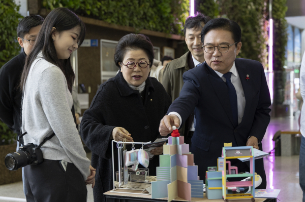 상명대 김종희 총장과 김석필 시장권한대행의 관람모습