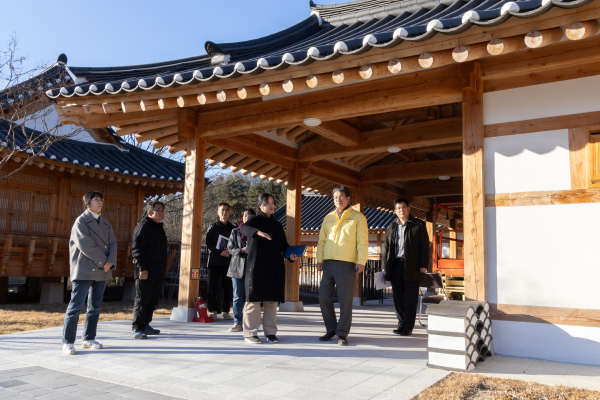 김돈곤 군수가 지난 8일 면암 최익현 기념관을 관계 공무원 등과 함께 점검하고 있다.