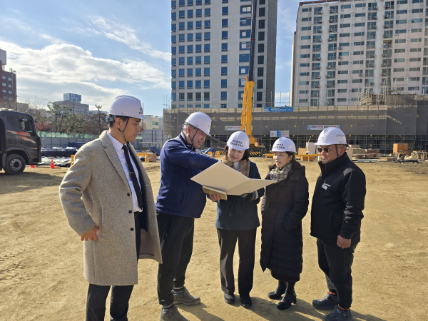 9일, 교육장이 직접 학교시설공사 현장 점검 진행 모습