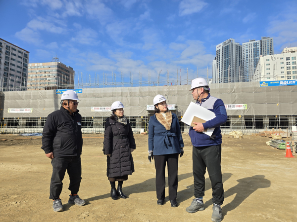 9일, 교육장이 직접 학교시설공사 현장 점검 진행 모습