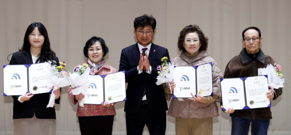 노인 일자리 우수 참여자 어르신 및 관계자들이 9일 ‘2025년 노인일자리 해단식’에서 표창 수여식을 마친 후 기념 촬영