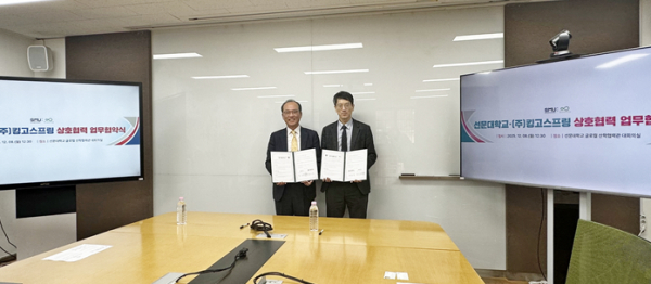 협약서 체결후 대표자 기념 촬영(좌측부터 정진동 대표, 권진백 산학협력단장)