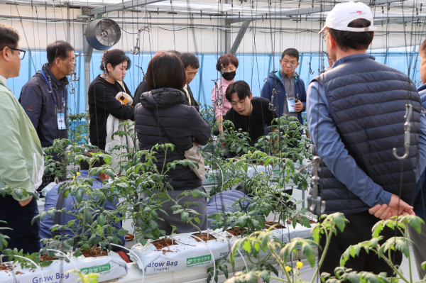 청양군농업기술센터 테스트베드에서 실습 교육 중인 모습