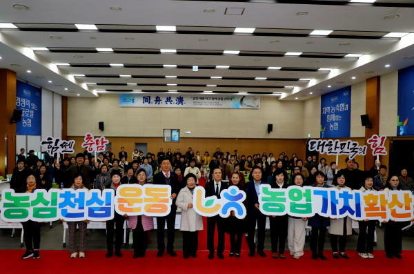 참가자들이 단체기념 촬영을 하고 있다.