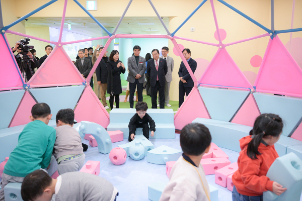 국립한글박물관 한글놀이터 세종관 내부를 둘러보고 있는 최 시장과 관계자들