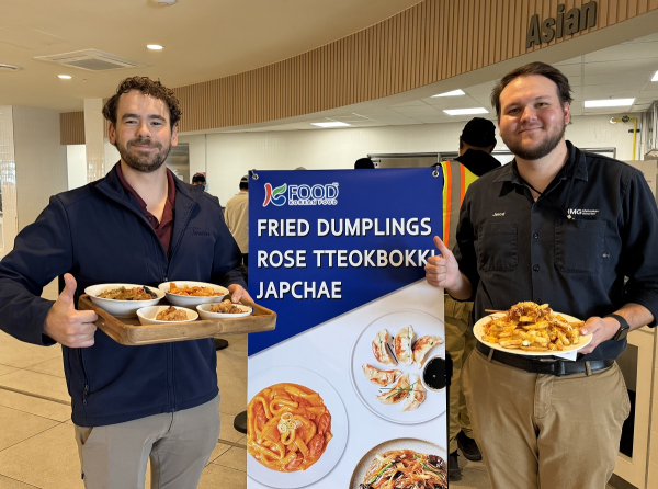 K-푸드를 즐기고 있는 현지 종업원 모습