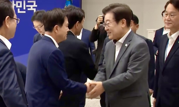 시도지사 간담회에 참석해 이재명 대통령과 악수중인 김태흠 지사 모습/사진 김태흠 지사 페이스북 갈무리<br>