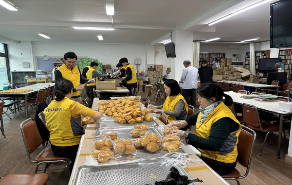 건설본부 사내 봉사단이 11일 은총섬김회를 방문해 취약계층 전달용 빵 및 생필품을 포장하고 있다.
