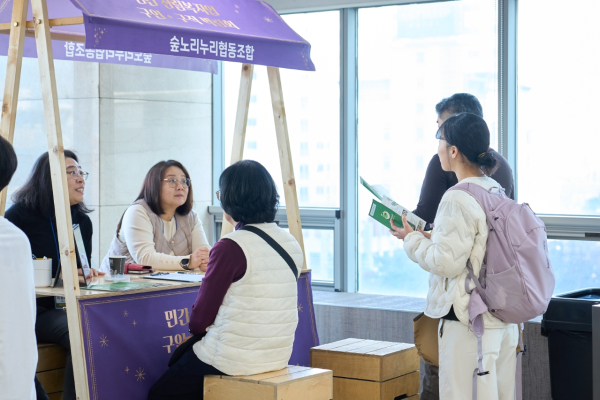 민간 산림복지업 구인구직 박람회에서 채용상담에 참여하는 모습.