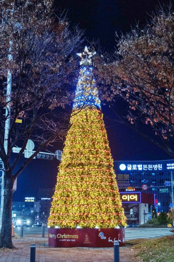 대전 대덕구 중리네거리에 위치한 성탄 트리 모습