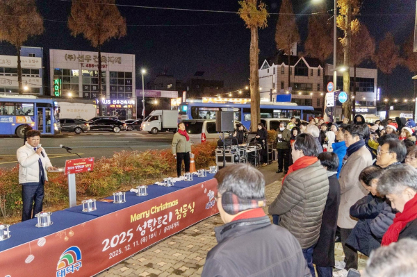 최충규 대덕구청장(사진 왼쪽)이 12일 중리네거리에서 열린 성탄 트리 점등식에서 인사말을 전하고 있다