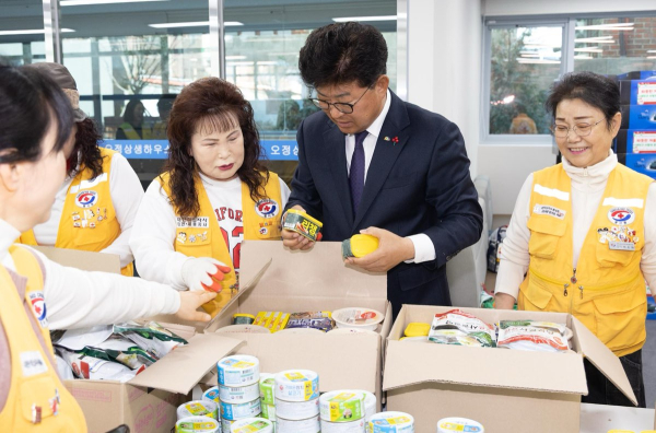 최충규 대덕구청장(사진 왼쪽 세 번째)이 12일 자원봉사자들과 KT&G 대전공장의 후원을 바탕으로 ‘사랑의 온기나눔키트’를 제작하고 있다.