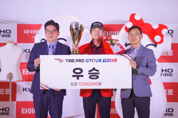 2025 타이어프로 GTOUR MIXED’ 5차 대회 시상식에서 (왼쪽부터)골프존 손장순 본부장, 우승자 김민수, 금호타이어 주식회사 윤민석 상무 기념촬영