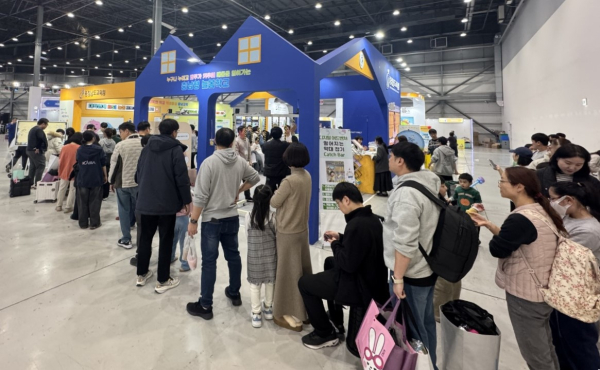 상명대와 충남도교육청 부스에 참여하기 위한 방문자들