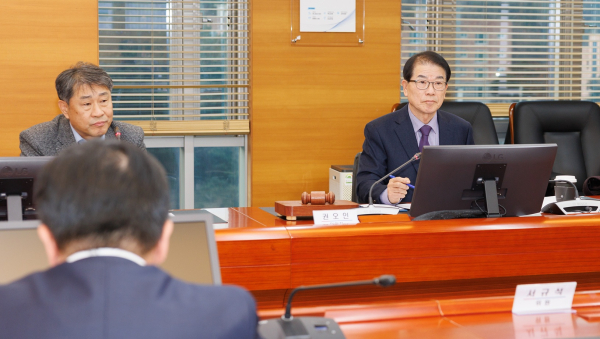 ESG위원장인 권오인 서부발전 비상임이사(오른쪽)가 안건에 대해 논의하는 모습