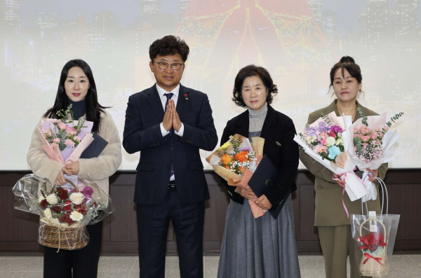 최충규 대덕구청장(사진 왼쪽 두 번째)과 양성평등과 여성친화도시 조성 유공자들이 16일 구청 청렴관에서 시상식을 마친 후 기념 촬영