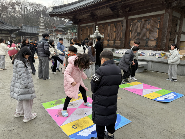 전통놀이를 체험하는 어린이들 모습