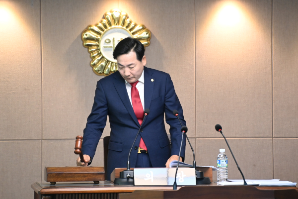 17일 대덕구의회 본회의장에서 전석광 의장이 본회의를 진행하고 있다