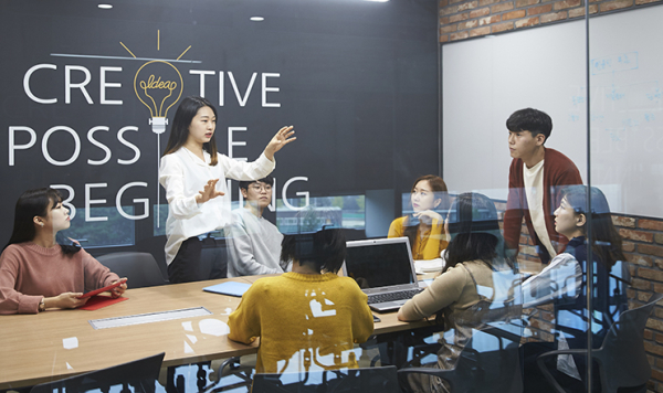 순천향대학교 로컬 창업팀이 SCH미디어랩스관 스타트업프라자 회의실에서 아이템 토론을 하고 있다.