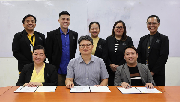 순천향대학교 감성지능형 아동케어시스템 융합연구센터가 지난 17일 필리핀 마닐라에 위치한 University of Santo Tomas(UST) 국제 공동연구 및 인력 교류를 위한 양해각서(MOU)를 체결하고 기념촬영