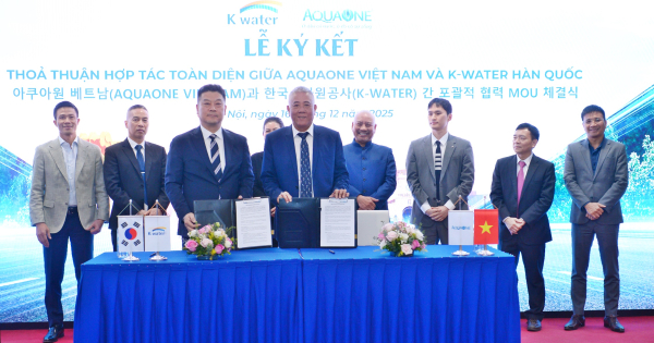 지난 16일, 베트남 하노이에서 열린 업무협약식에서 한성용 한국수자원공사 글로벌사업본부장(사진 앞줄 왼쪽)과 레 민 치(Mr. Le Minh Chi) 아쿠아원 CEO(사진 앞줄 오른쪽)가 협약을 체결한 뒤 기념사진