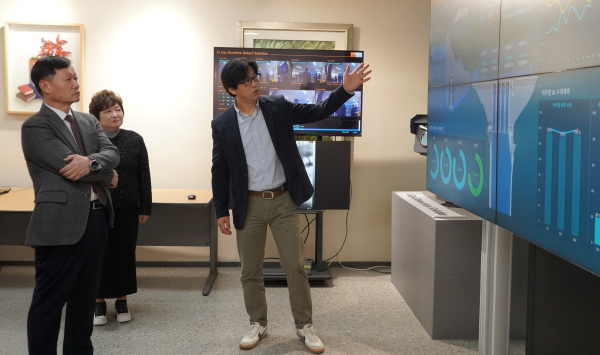 하이브시스템 관계자가 이정복 서부발전 사장(왼쪽)에게 보유 기술을 설명하는 모습