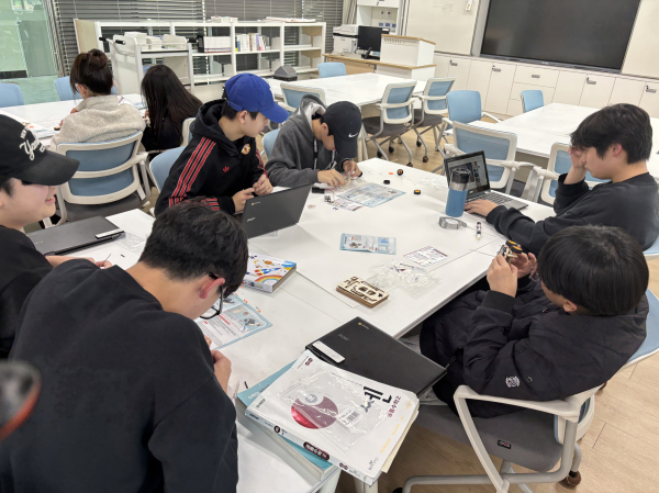 송남중 학생들이 조별로 모여 실습에 참여하고있다