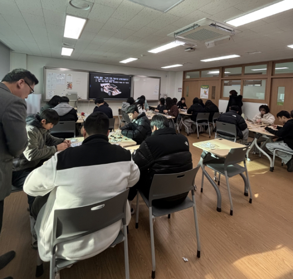 길대호 박사가 신창중에서 강의 하고 있다