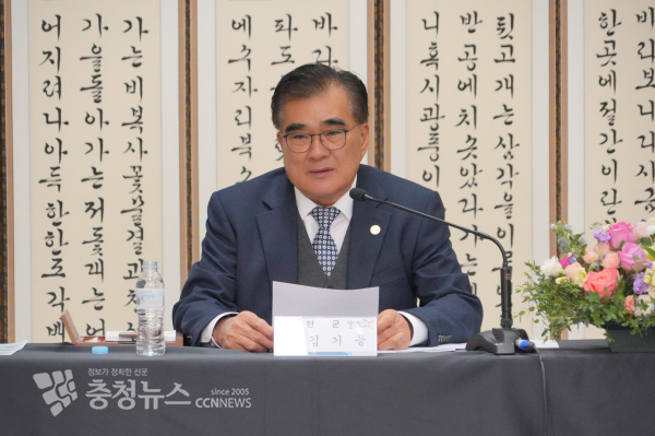 김기웅 서천군수 기자간담회 모습