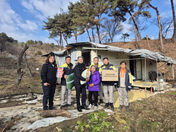주거용 컨테이너에서 화재예방 활동과 생활 불편 해소를 위한 봉사활동 진행 모습