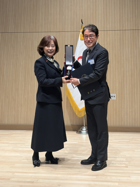 19일, 서울 감사원에서 열린 사전컨설팅 콘테스트 시상식에서 이삼규 한국수자원공사 상임감사(사진 오른쪽)가 이미현 감사원장 권한대행(사진 왼쪽)과 기념사진